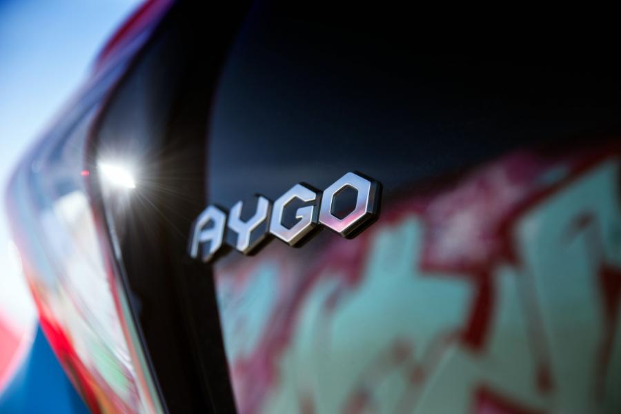 Логотип Toyota Aygo x-press 5-Door 2018 года  (UK) (фото 32 из 37)